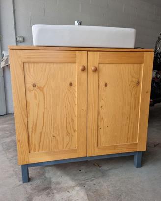 Mobile in legno con lavandino e miscelatore