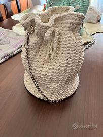 Borsa ad uncinetto fatta a mano