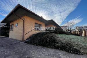 PRESTIGIOSA VILLA SINGOLA CON AMPIO GIARDINO