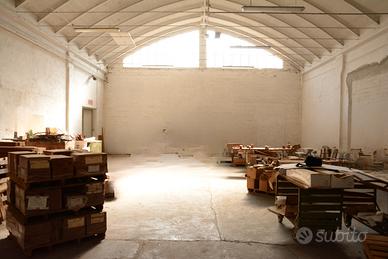 Capannoni lungo strada statale val cesano