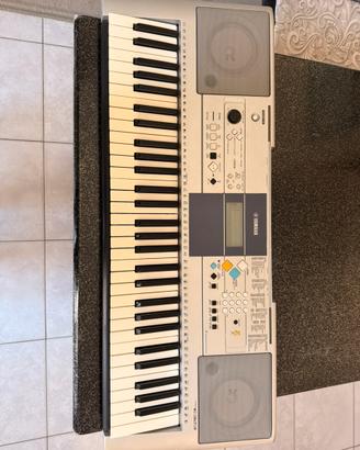 Tastiera digitale Yamaha PSR E323