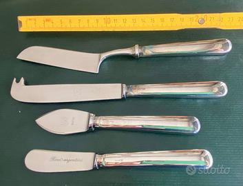 Set coltelli in argento per formaggio.