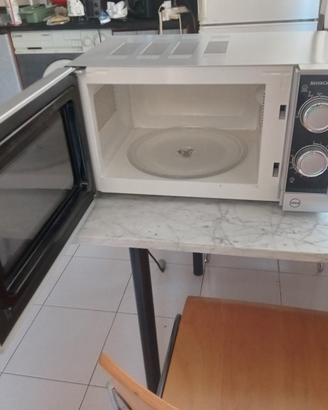 Forno a Microonde combinato con grill SMW 700B1   