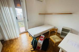 Stanza in appartamento di 150 m² a Milano
