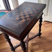 Tavolo da gioco antico