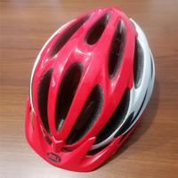 Casco bici e scarpe da ciclismo