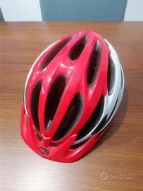 Casco bici e scarpe da ciclismo