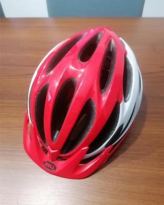 Casco bici e scarpe da ciclismo