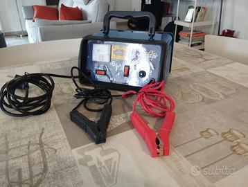 Caricabatterie universale per auto.