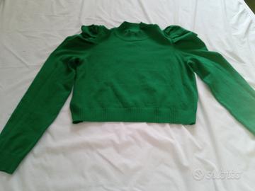 Crop top verde scuro con balze sulle spalle
