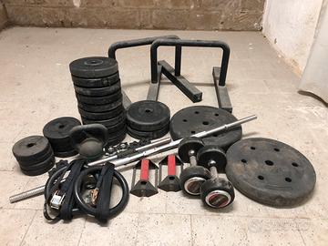 Attrezzatura e pesi palestra homegym
