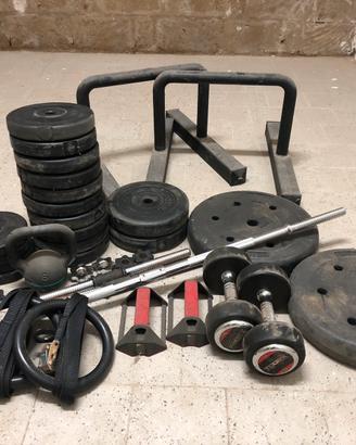 Attrezzatura e pesi palestra homegym