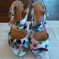 Sandali floreali.
