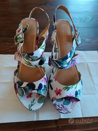 Sandali floreali.