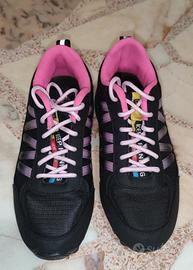 scarpe da ginnastica rosa e nere