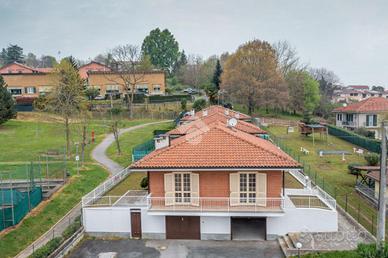 VILLA A SCHIERA A VERZUOLO