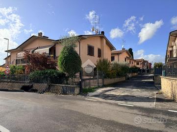 VILLA A SCHIERA A CAVE