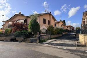 VILLA A SCHIERA A CAVE