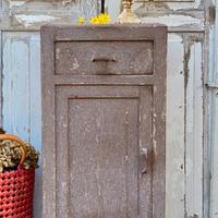 Comodino in patina grigia