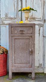 Comodino in patina grigia