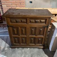 Vetrina da appendere varie e mobile in legno sedia