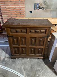 Vetrina da appendere varie e mobile in legno sedia