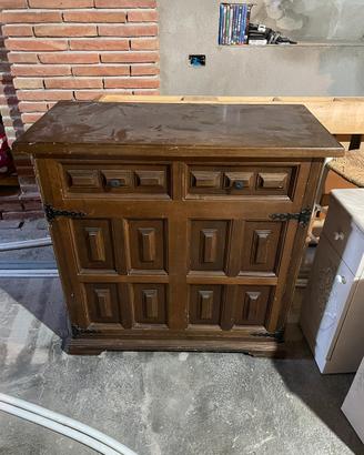 Vetrina da appendere varie e mobile in legno sedia