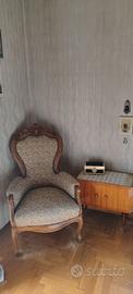 Poltrona vintage con due sgabelli