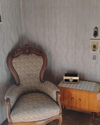 Poltrona vintage con due sgabelli