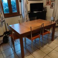 tavolo in legno con sedie