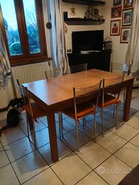 tavolo in legno con sedie