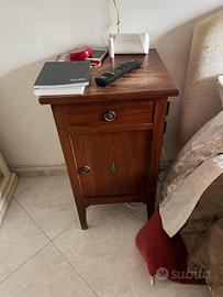 Cagliari, n. 2 comodini primi 900