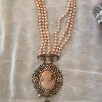 Collana di perle con cammeo