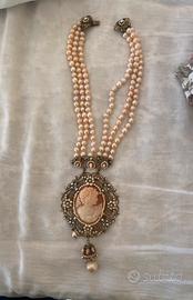 Collana di perle con cammeo