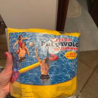 Rete da pallavolo galleggiante con palla