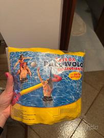 Rete da pallavolo galleggiante con palla
