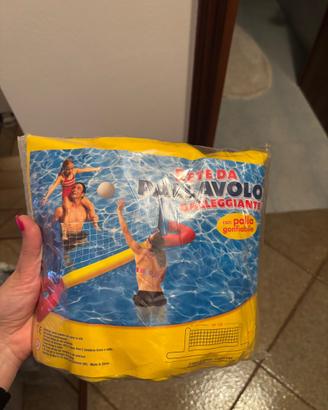 Rete da pallavolo galleggiante con palla