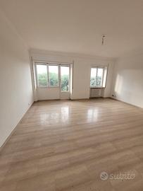 Luminoso trilocale zona montagnola eur colombo