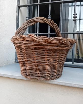 cesta in salice intrecciato