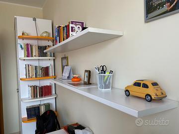 Mensole più divano letto più scrivania più sedia