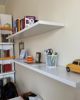 Mensole più divano letto più scrivania più sedia