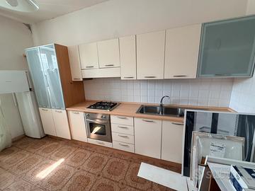 Cucina completa con elettrodomestici