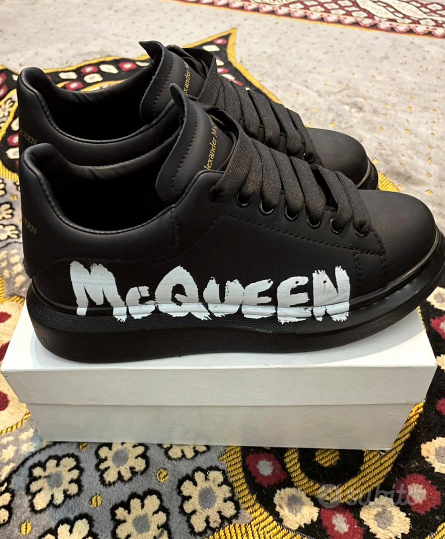 Alexander mcqueen outlet scarpe scritta dietro