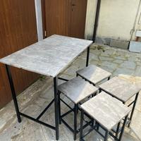 Tavolo con sgabelli