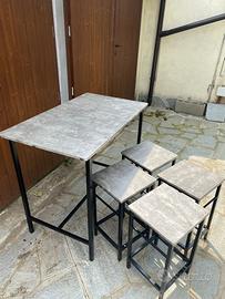 Tavolo con sgabelli