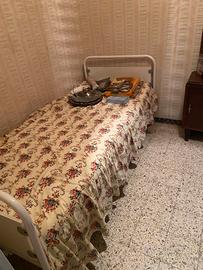 Letto articolato manuale per anziani o malati