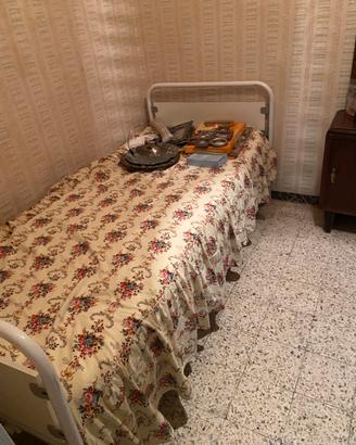 Letto articolato manuale per anziani o malati