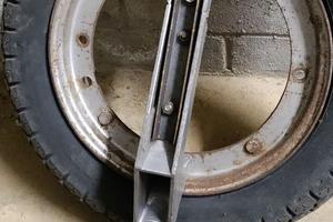 Ruote vespa / supporto scorta/ mozzo ant.