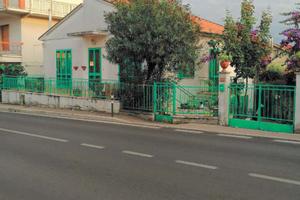 Casa singola cielo terra con giardino recintato