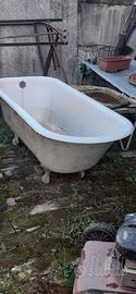 vasca in ghisa con piedi 